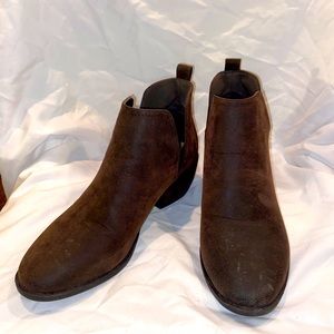 Pierre Dumas suede brown ankle bootie